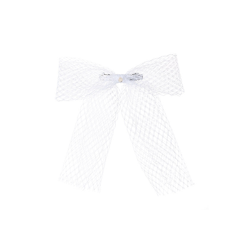 Aya - petit noeud de cheveux blanc.