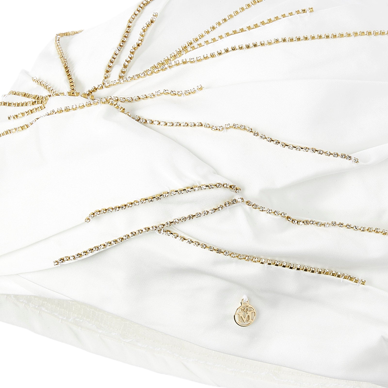 Carrie - turban blanc avec fleur et chaînes.