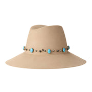 Kate - Fedora en feutre de laine onyx beige orné de pierres et de clous posés à la main.