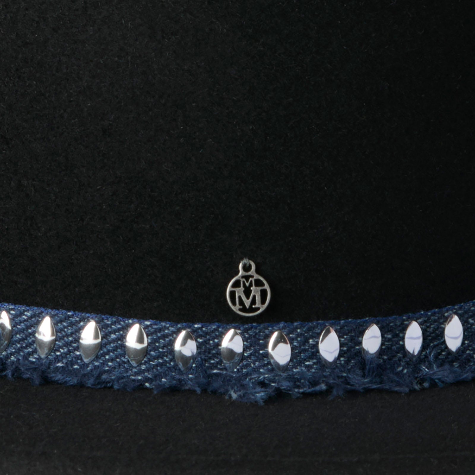 Kiki - Canotier en feutre de laine noir orné d’un ruban à franges métalliques bleu foncé et argenté.