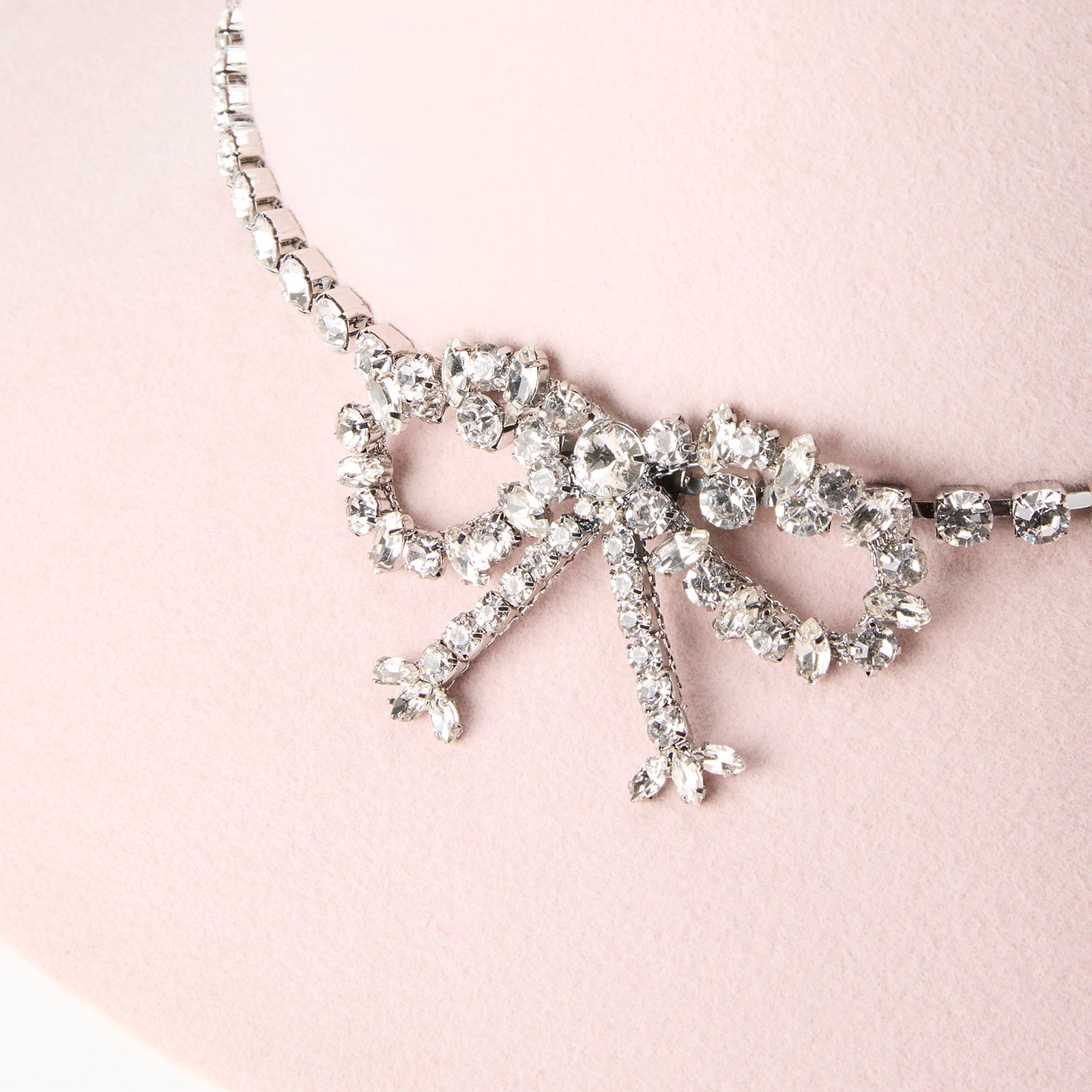 Kiki - Canotier en feutre de laine rose orné de strass.