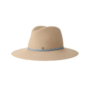 Zango - Fedora en feutre onyx beige orné d’un ruban tressé en denim et en feutre.