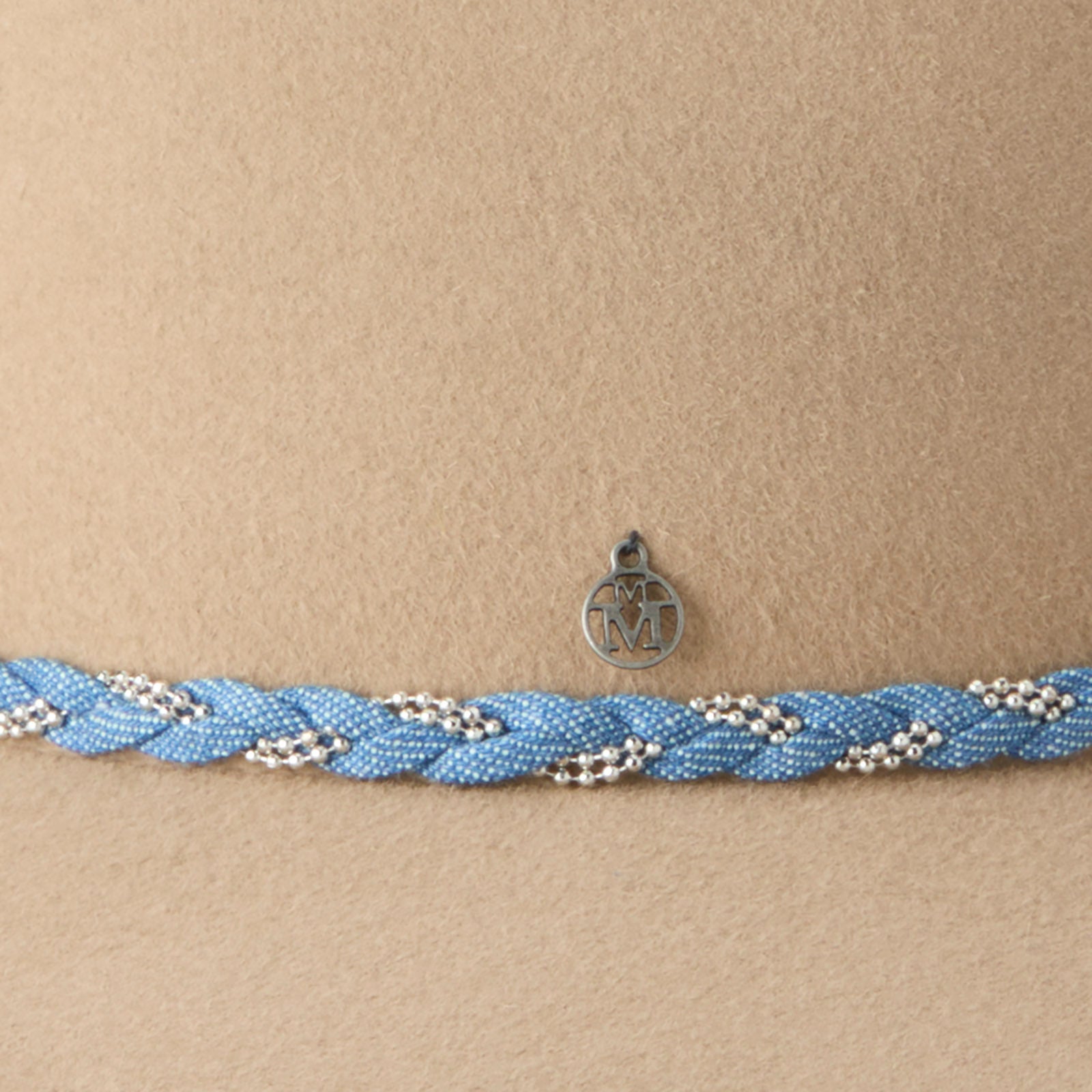 Zango - Fedora en feutre onyx beige orné d’un ruban tressé en denim et en feutre.