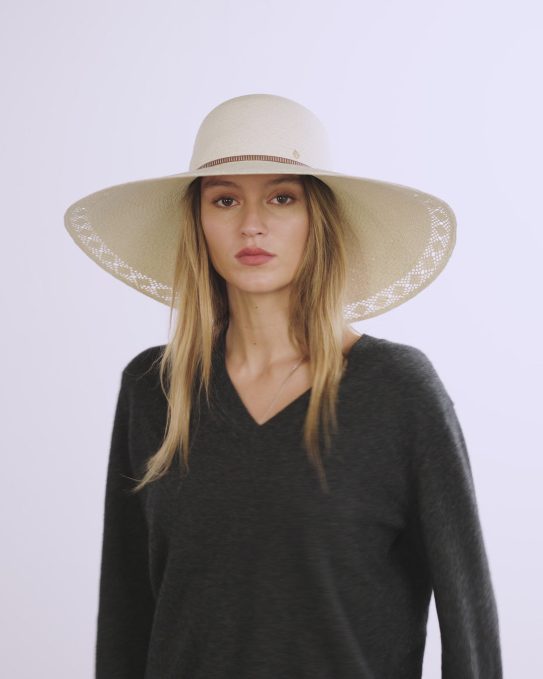 Load video: Blanche