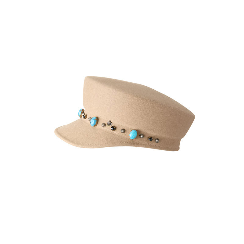 Abby - Casquette en feutre de laine onyx beige ornée de pierres et de clous posés à la main.