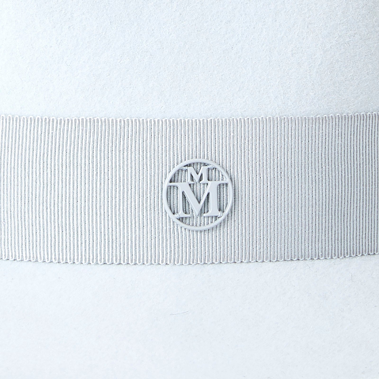 André - Fedora en feutre bleu glacé et un gros-grain ton sur ton.