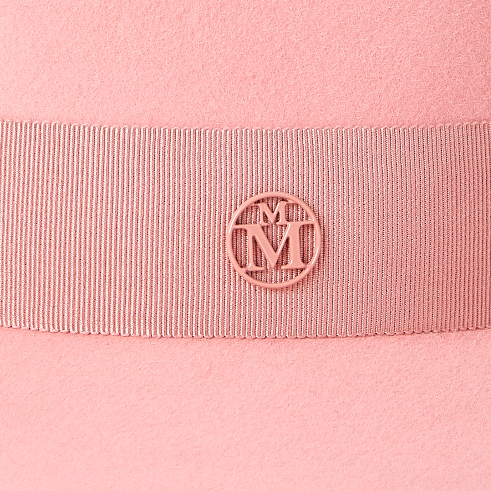 André - Fedora en feutre rose floral et un gros-grain ton sur ton.