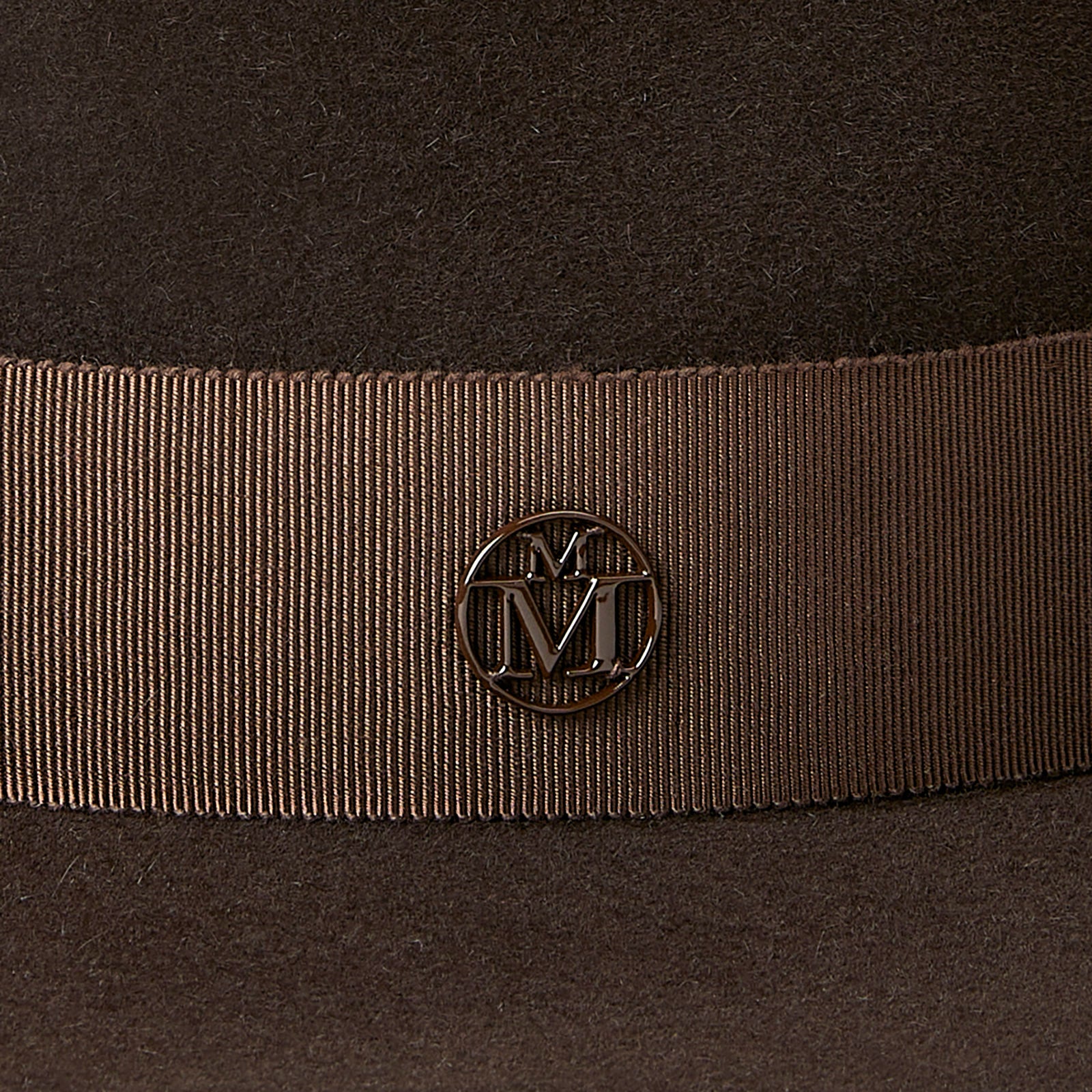 André - Fedora en feutre marron foncé et un gros-grain ton sur ton.