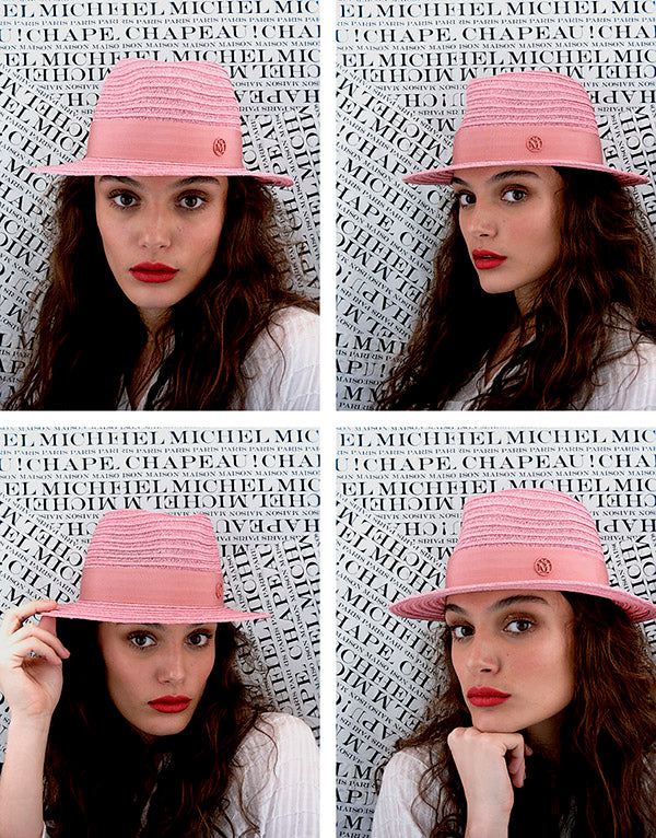 André - Fedora en paille rose floral avec un ruban ton sur ton.