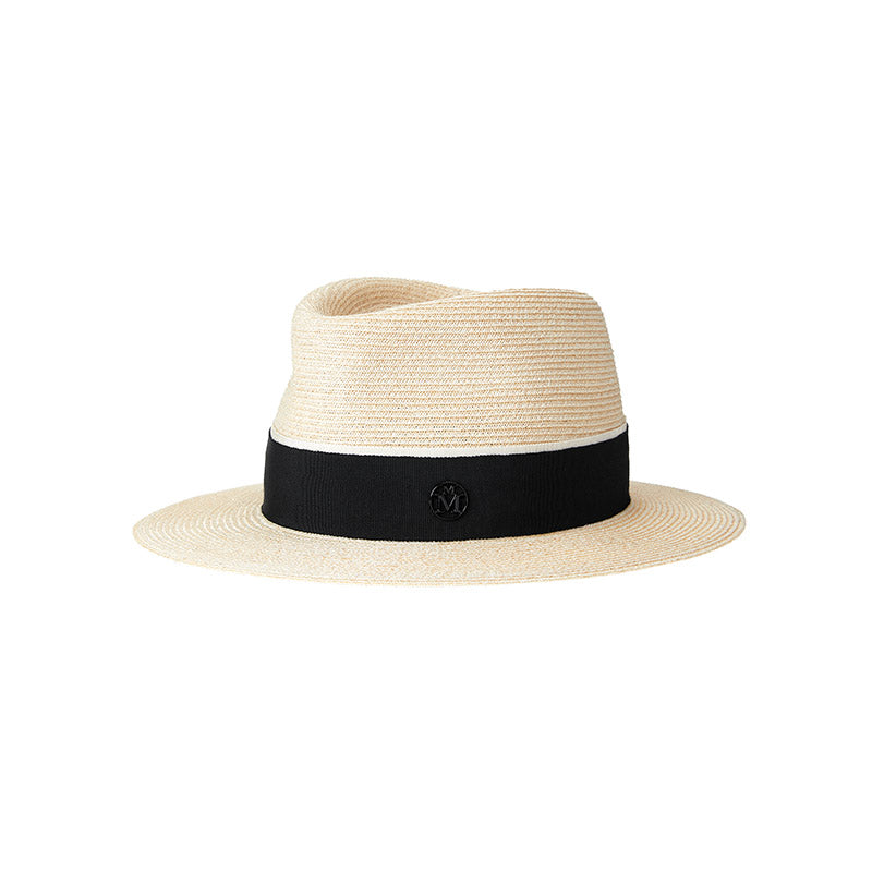 André - Capsule d'été. Fedora en paille naturelle avec un ruban noir et blanc.