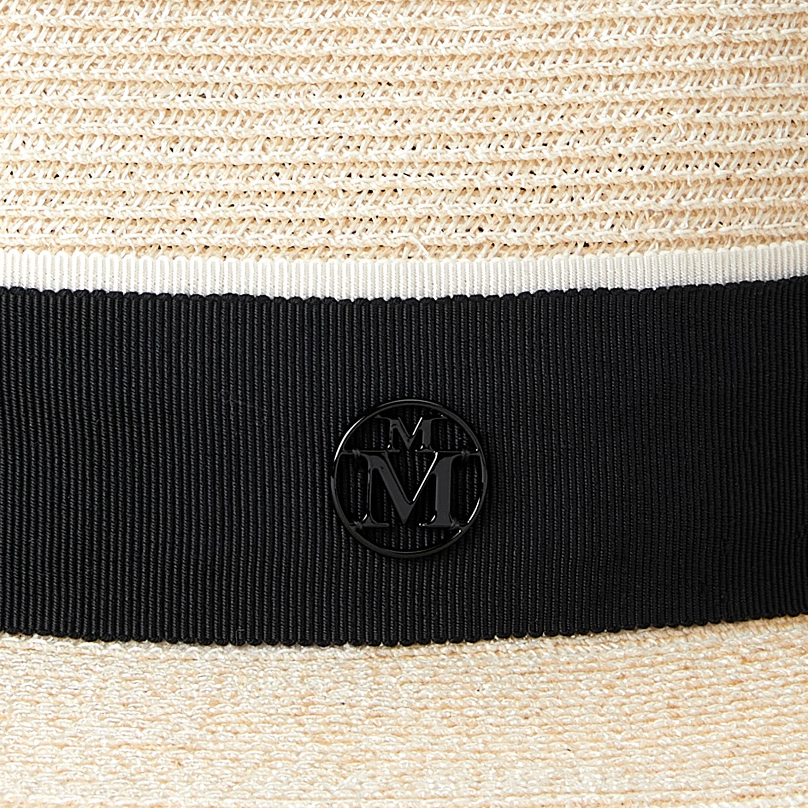 André - Capsule d'été. Fedora en paille naturelle avec un ruban noir et blanc.