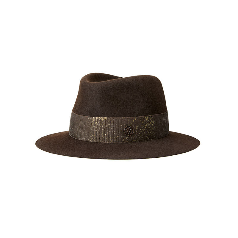 André - Fedora en feutre marron foncé avec un ruban marron et doré.