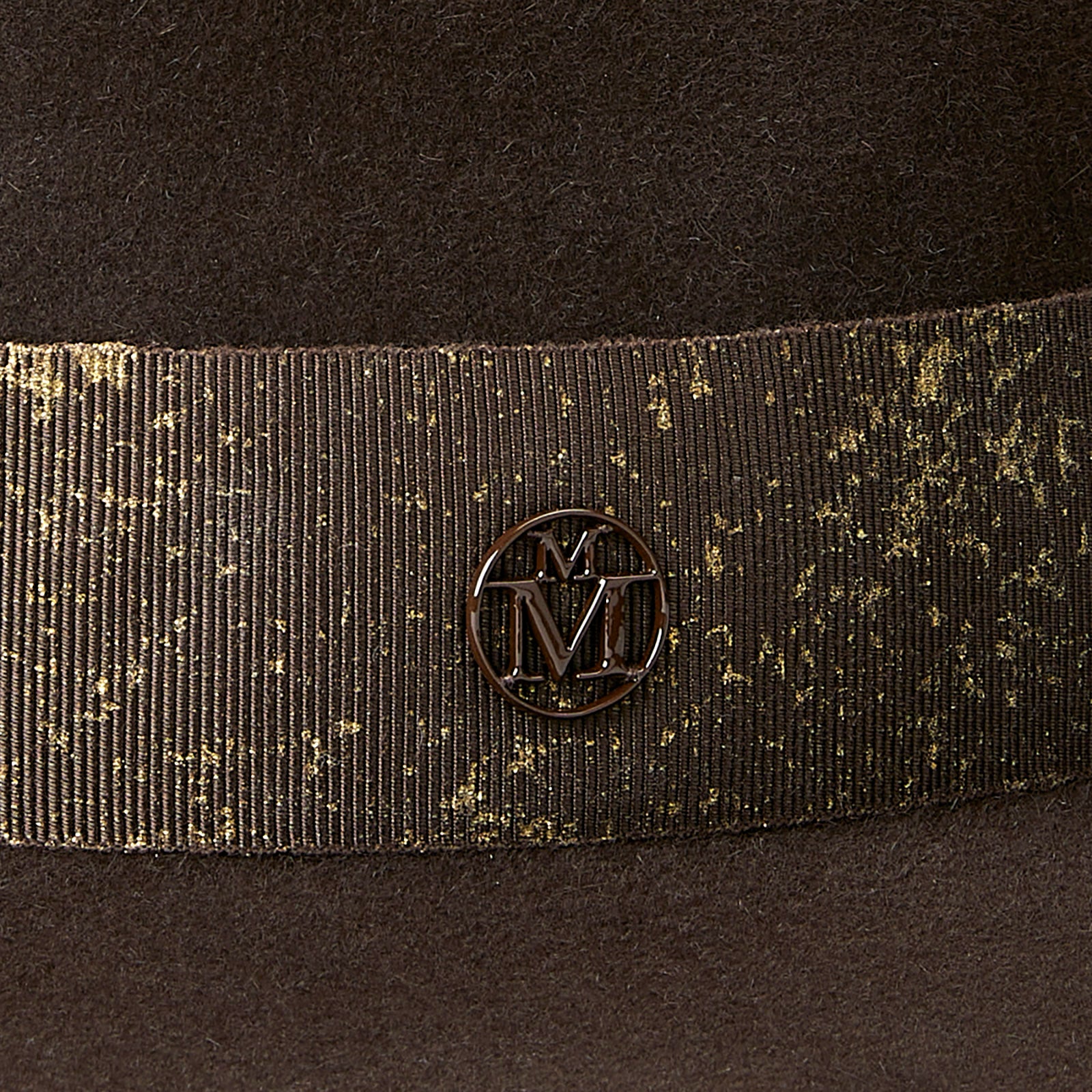 André - Fedora en feutre marron foncé avec un ruban marron et doré.