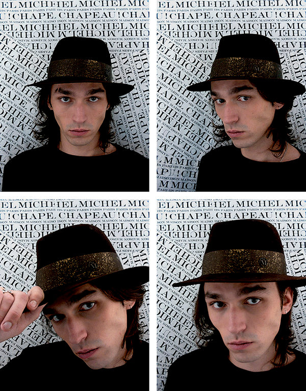 André - Fedora en feutre marron foncé avec un ruban marron et doré.