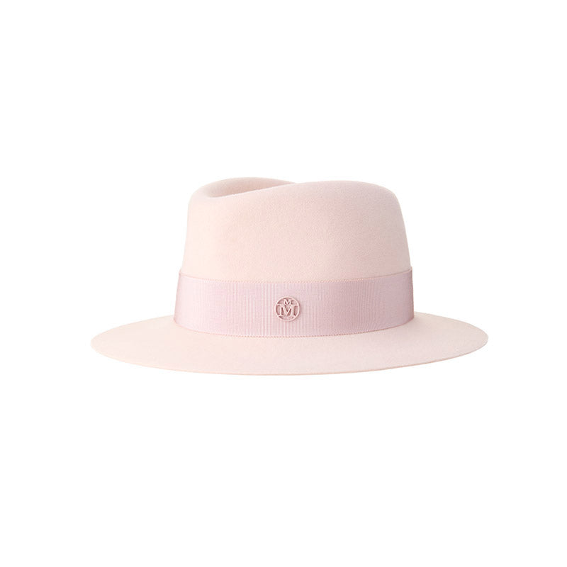 André - Fedora en feutre de laine rose orné d’un ruban ton sur ton.