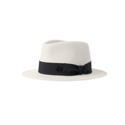André - Fedora en feutre de laine gris orné d’un ruban noir.