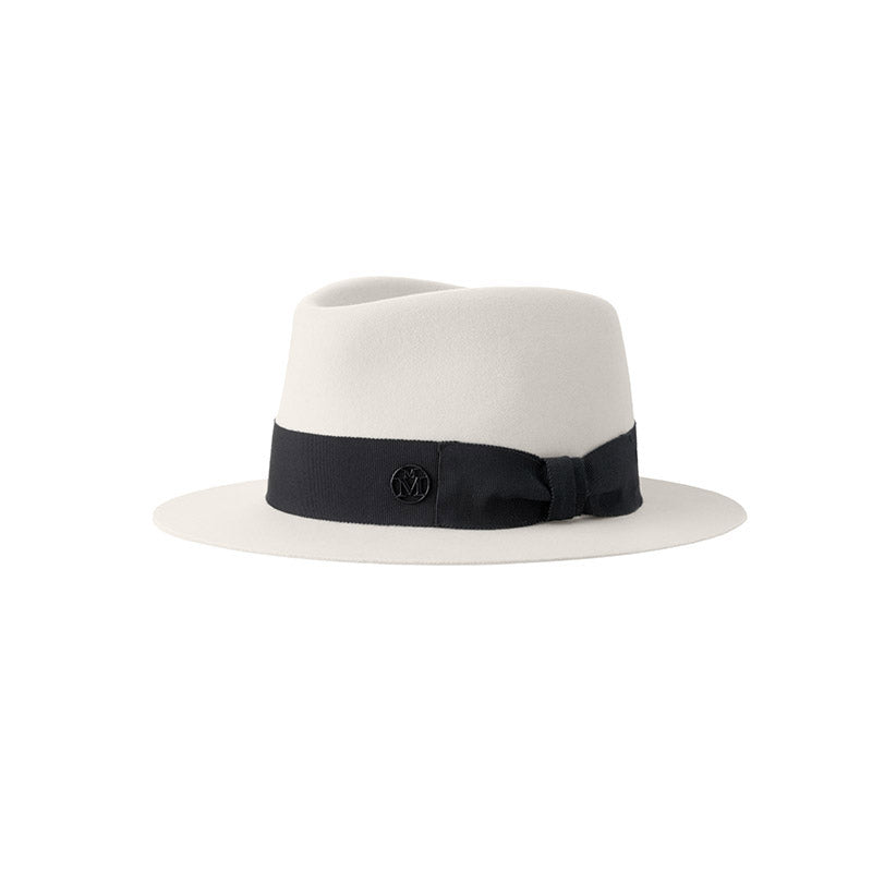 André - Fedora en feutre de laine gris orné d’un ruban noir.