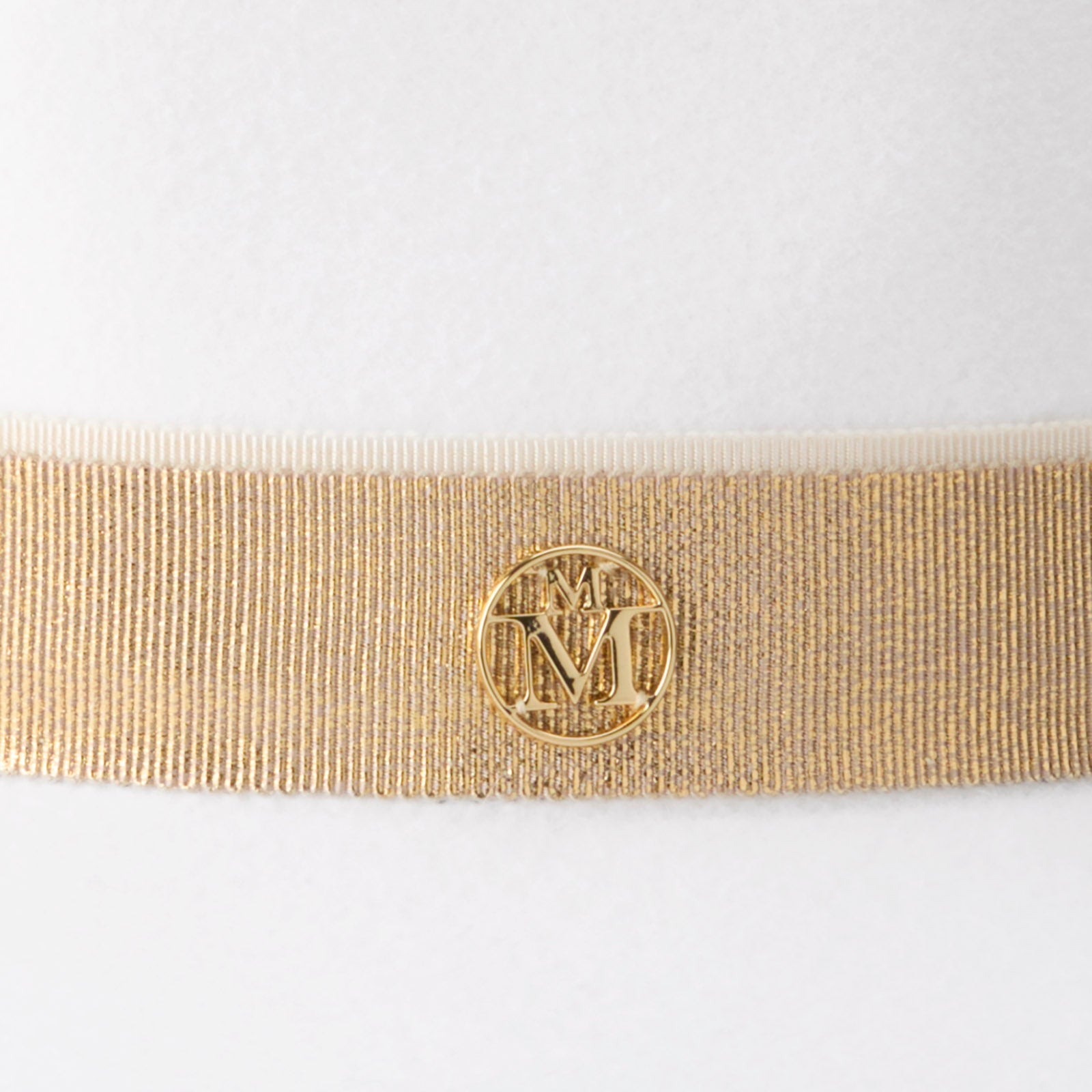 André - Fedora en feutre de laine blanc orné d’un ruban doré.