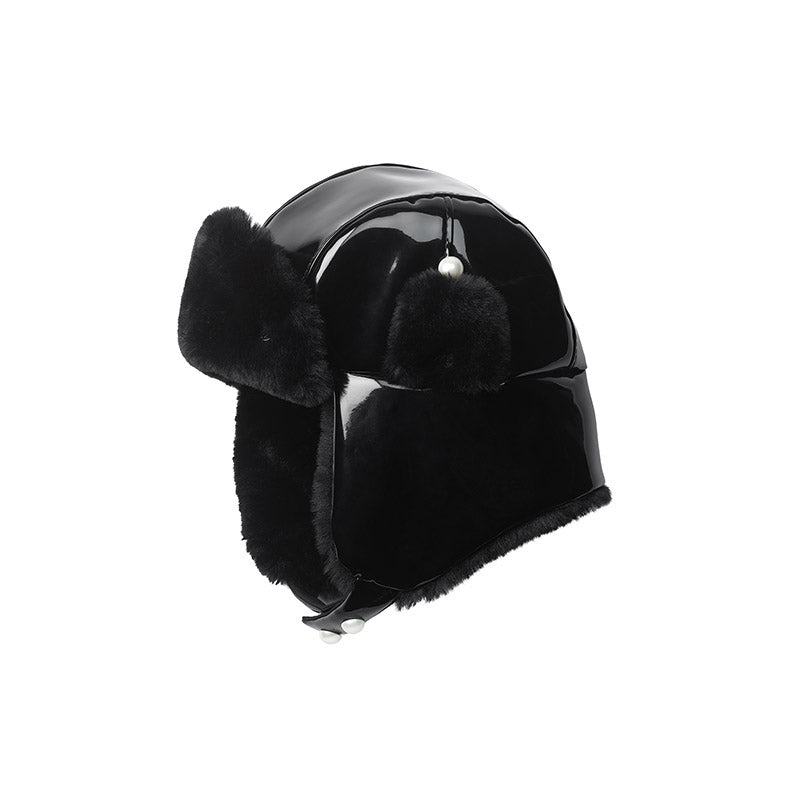 Arthur - Chapka en tissu noir avec un effet vernis, ornée de boutons en perles.