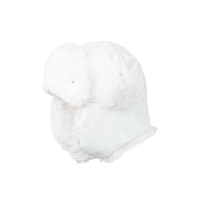Arthur - Chapka en tissu blanc avec un effet vernis, ornée de boutons en perles.