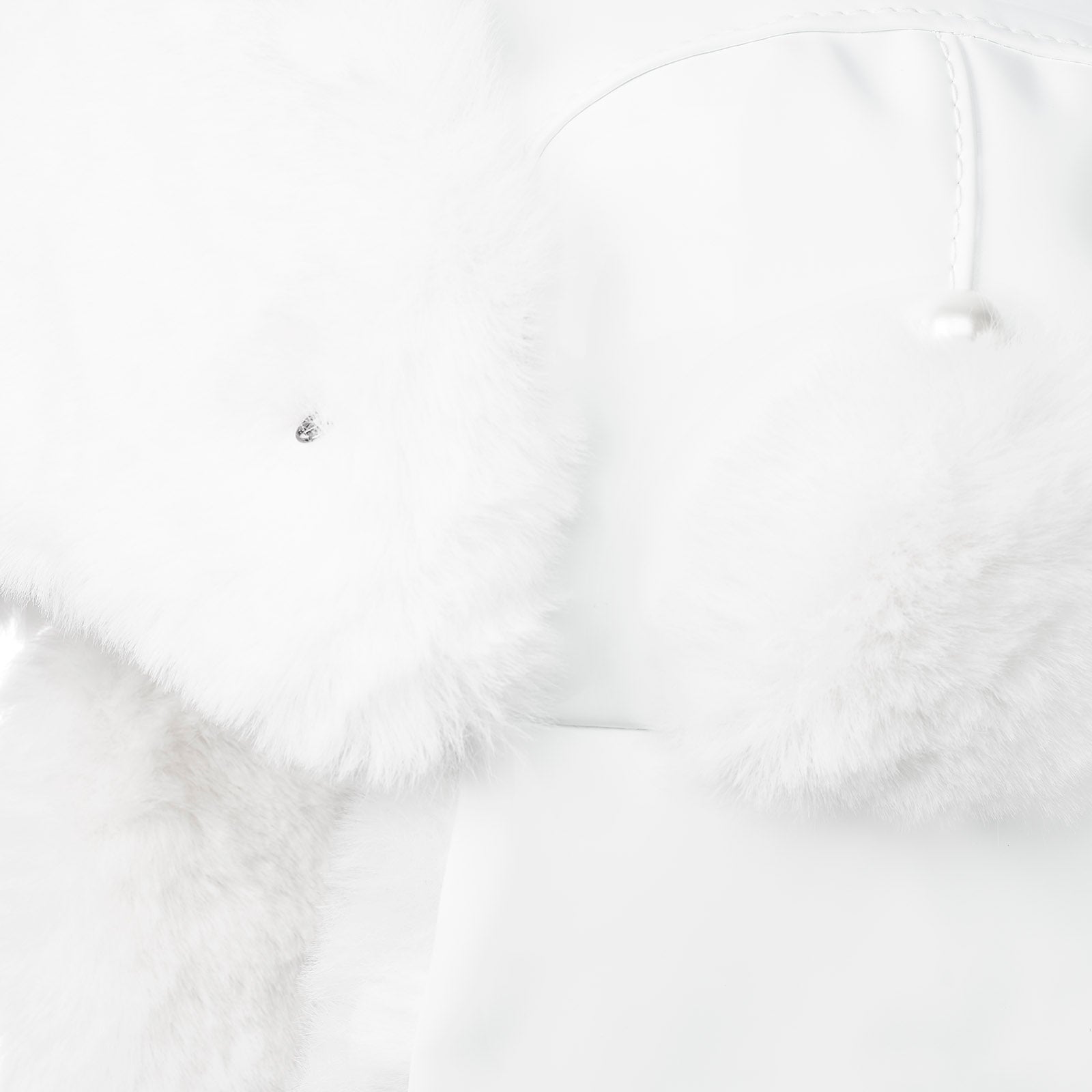 Arthur - Chapka en tissu blanc avec un effet vernis, ornée de boutons en perles.