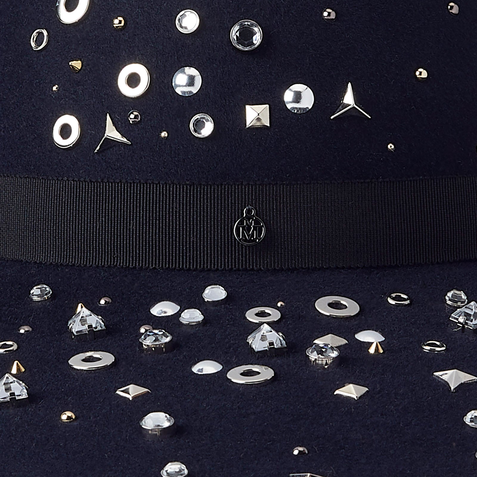 Blanche - Capeline en feutre bleu marine avec clous et strass effet poussière d'étoile.