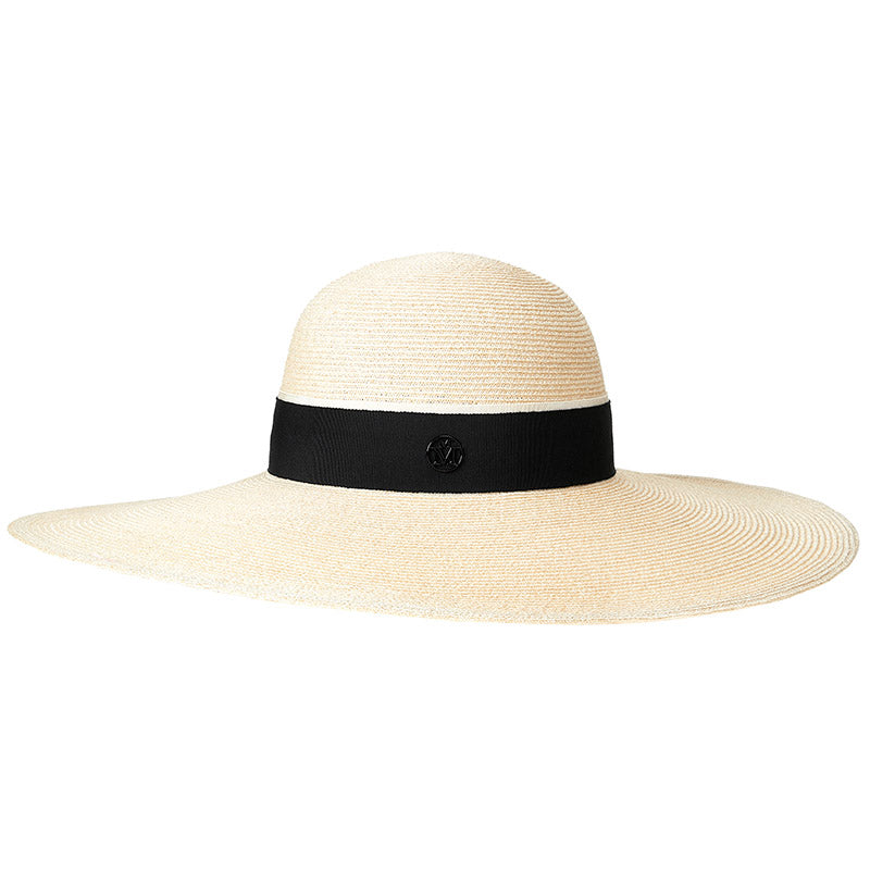 Blanche - Capsule d'été. Capeline en paille naturelle avec un ruban noir et blanc.