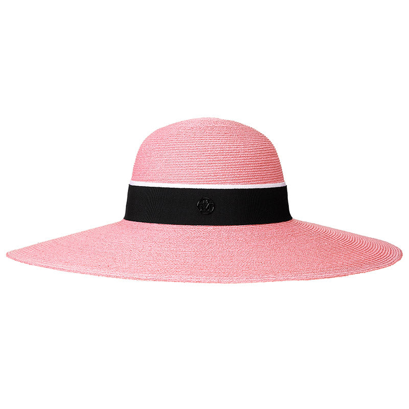 Blanche - Capeline en paille rose floral avec un ruban noir et blanc.
