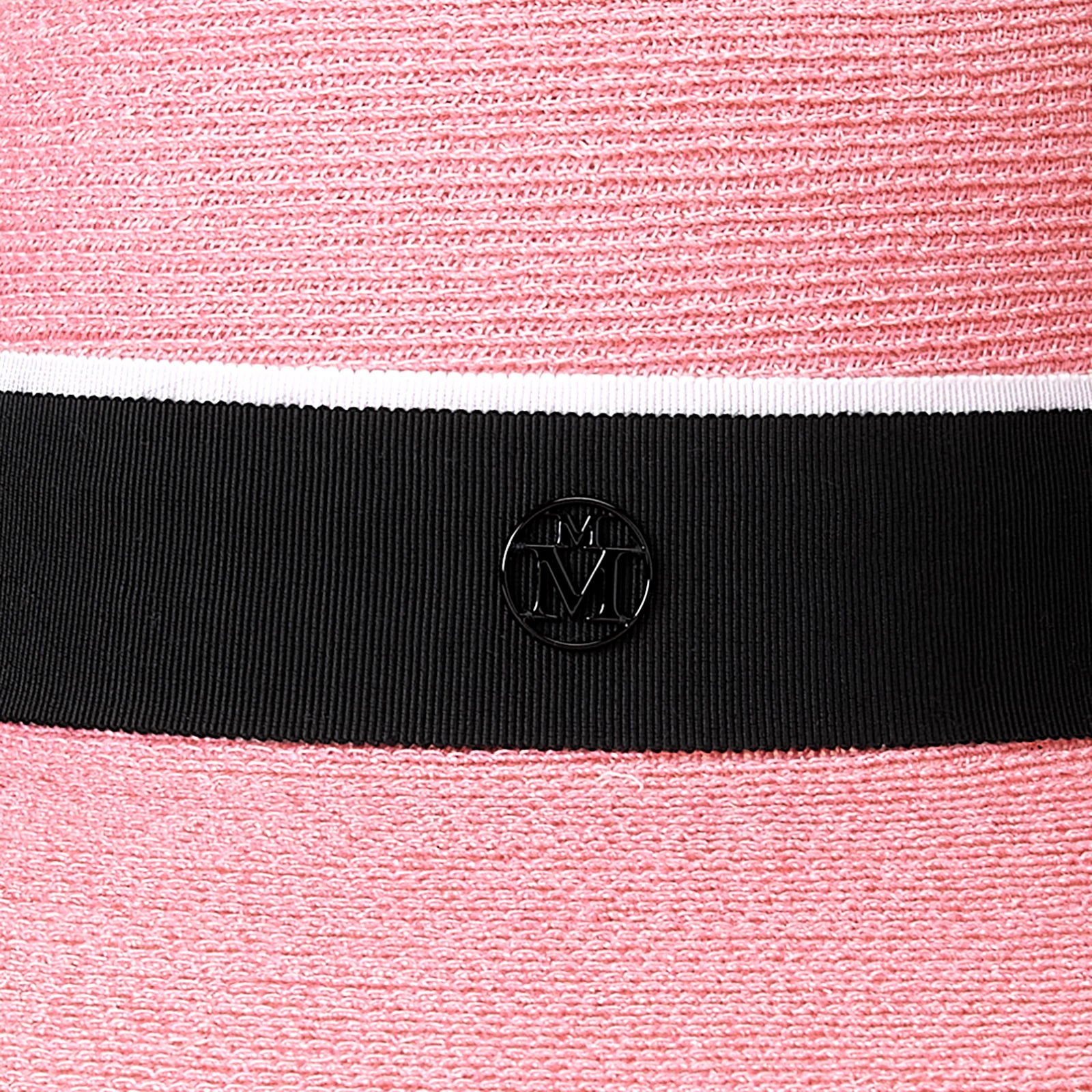 Blanche - Capeline en paille rose floral avec un ruban noir et blanc.