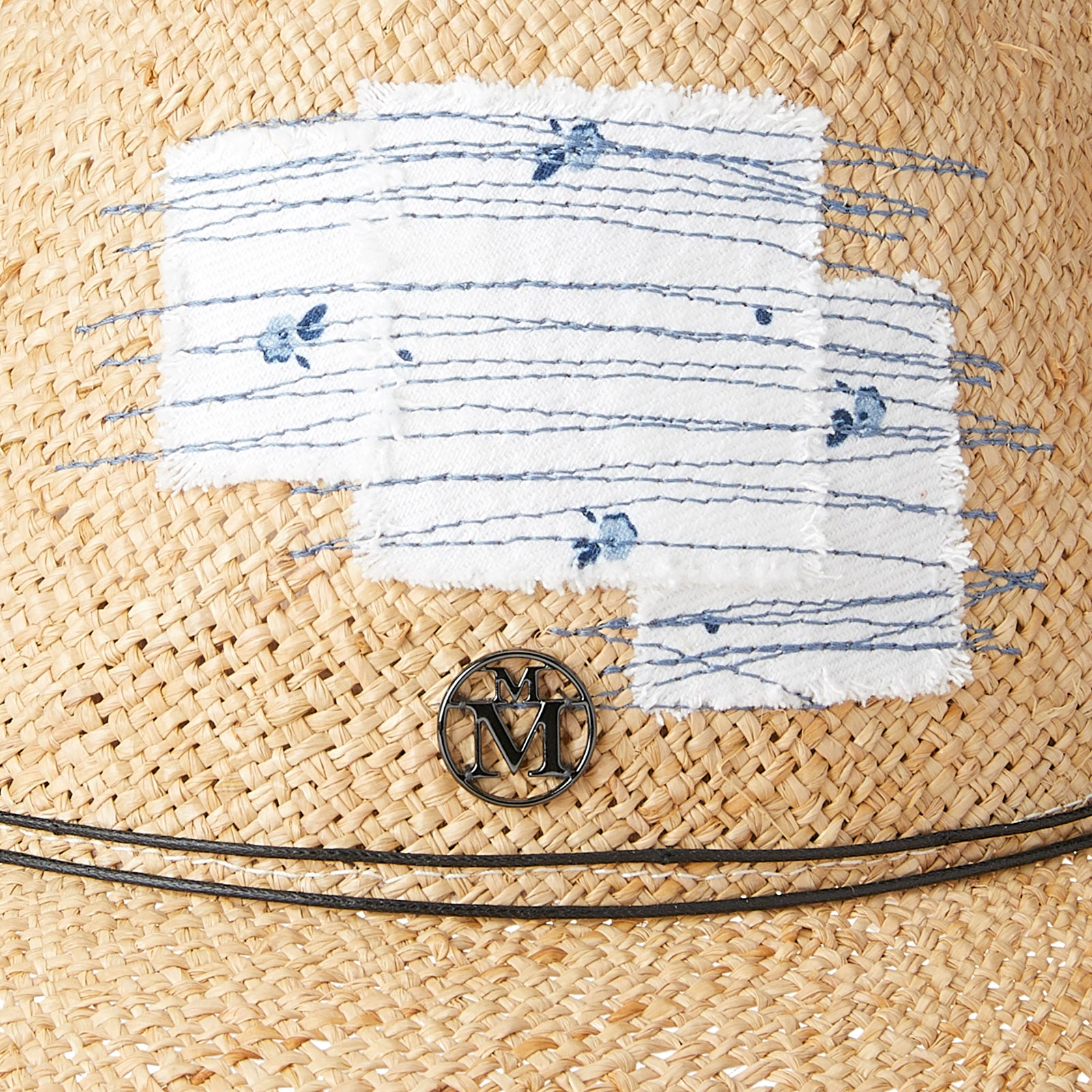 Candice - Fedora en paille raphia avec un patch en denim blanc.