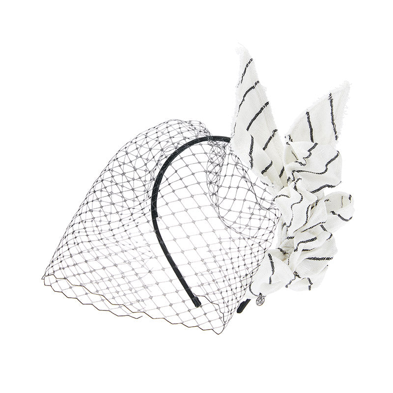 Clementine - Voilette avec une fleur en lin blanc et rayures en sequins noirs.