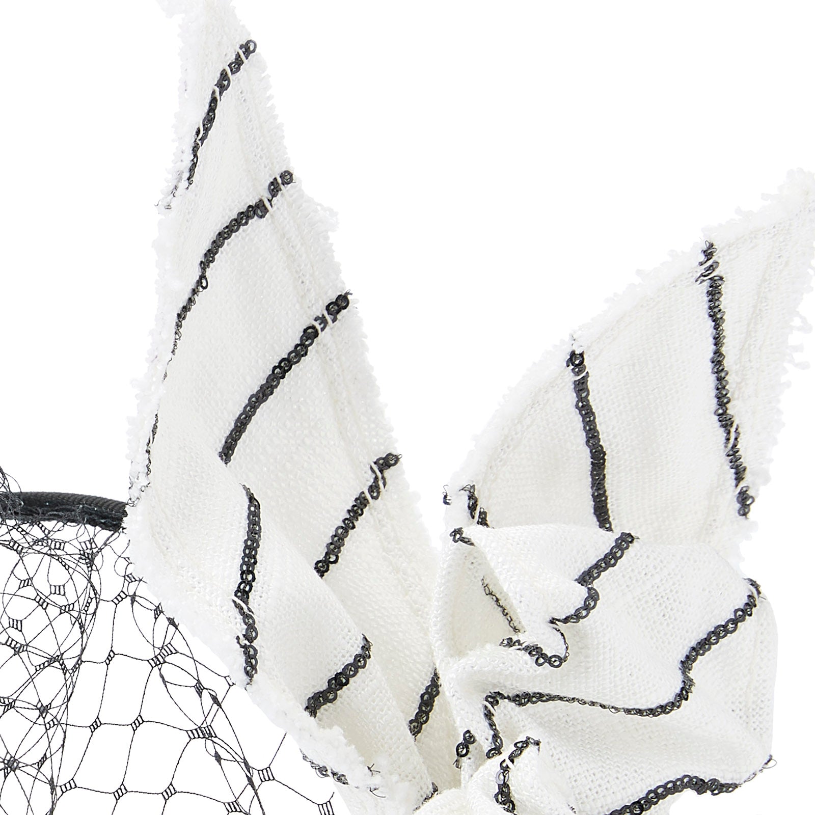 Clementine - Voilette avec une fleur en lin blanc et rayures en sequins noirs.