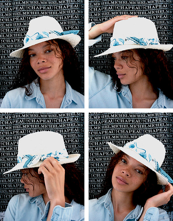 Eric - Fedora en paille blanche avec un foulard blanc à imprimés bleus.
