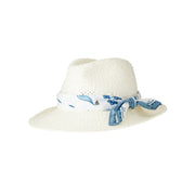 Eric - Fedora en paille blanche avec un foulard blanc à imprimés bleus.