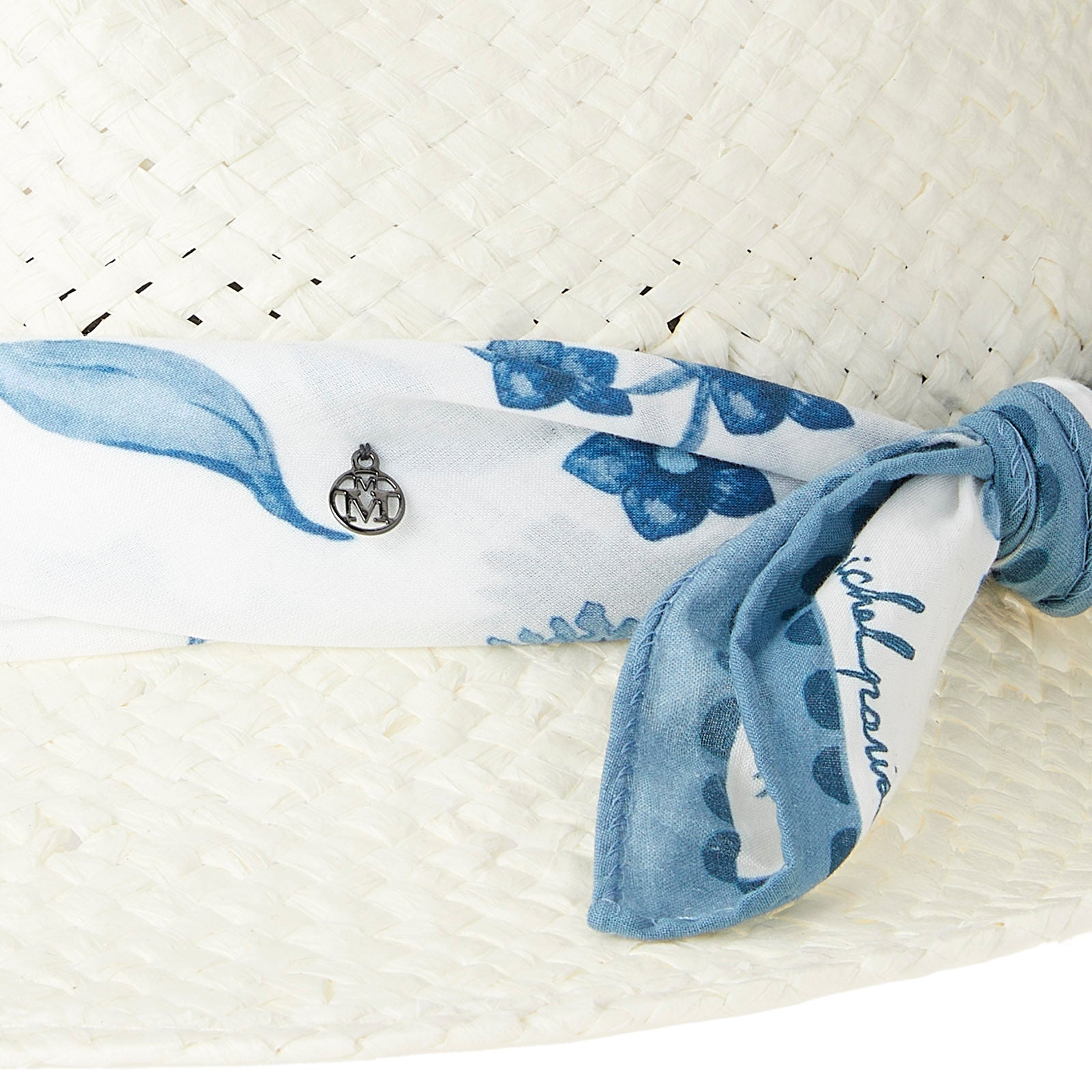 Eric - Fedora en paille blanche avec un foulard blanc à imprimés bleus.