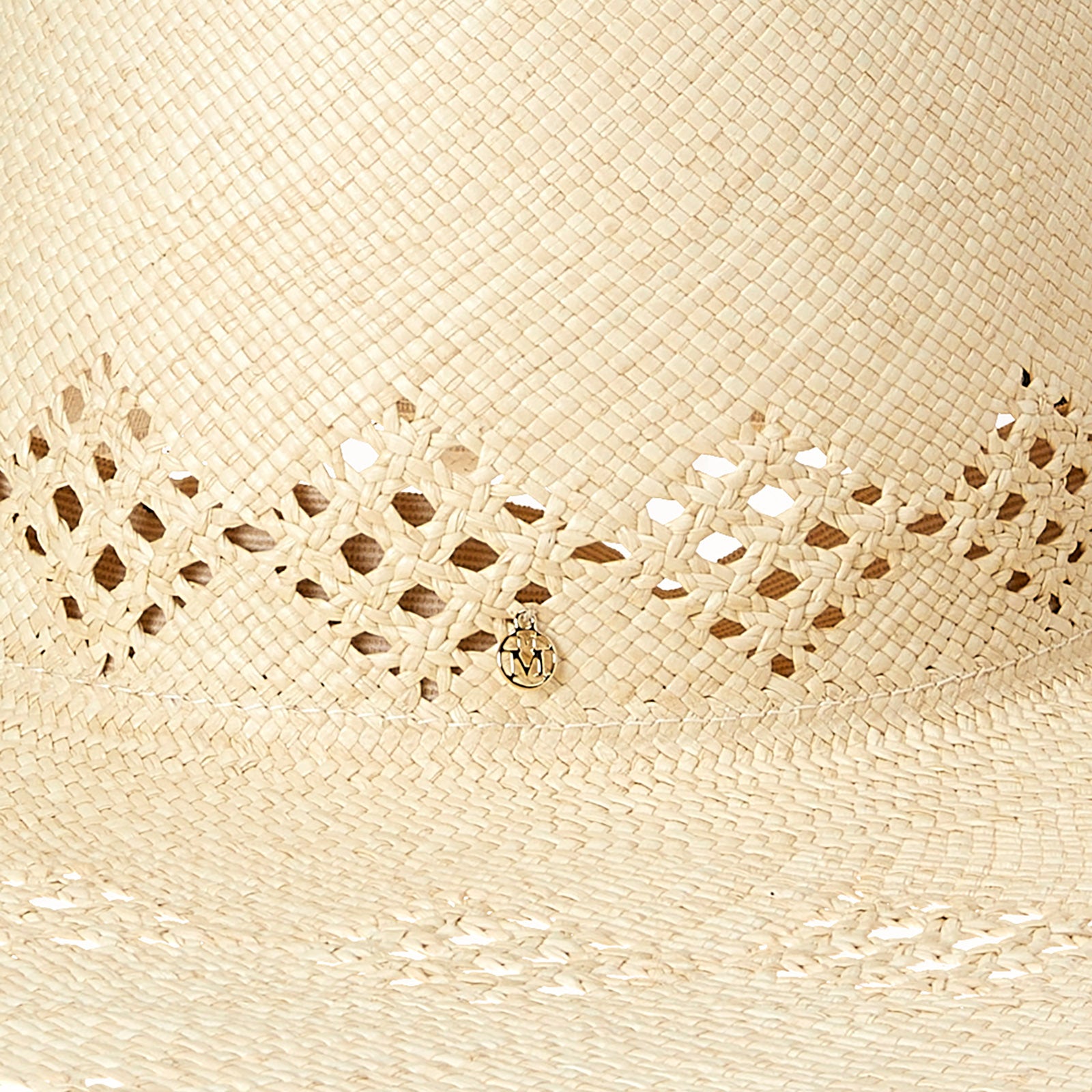 Gina - Chapeau à bords larges en paille brisa naturelle avec des motifs perforés.