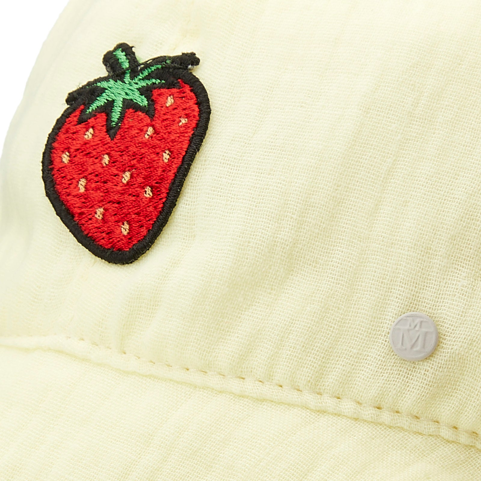 Hawa - Bob en coton jaune pâle avec un patch fraise.