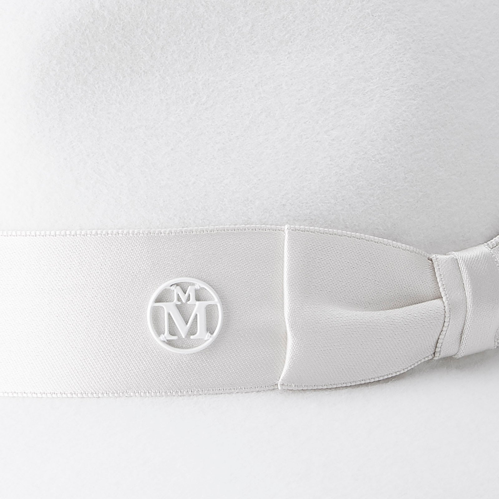 Henrietta - chapeau fedora blanc avec ruban de satin.