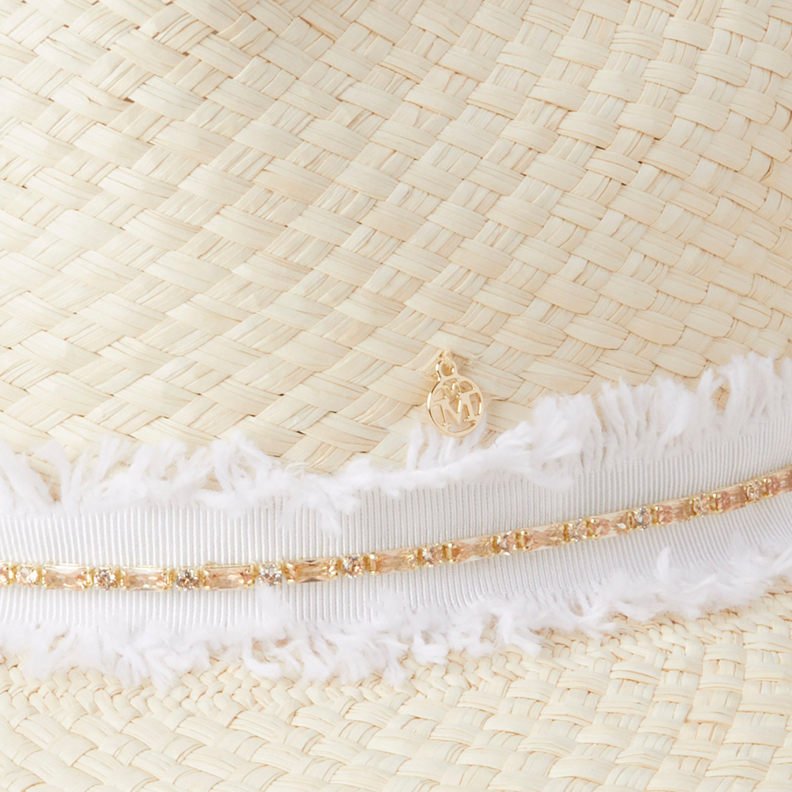 Henrietta - Fedora en paille brisa avec un ruban en denim et strass.