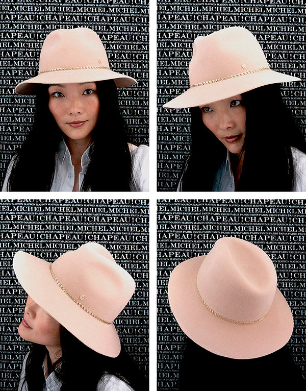 Henrietta - Fedora en feutre couleur lin avec un ruban en strass doré.