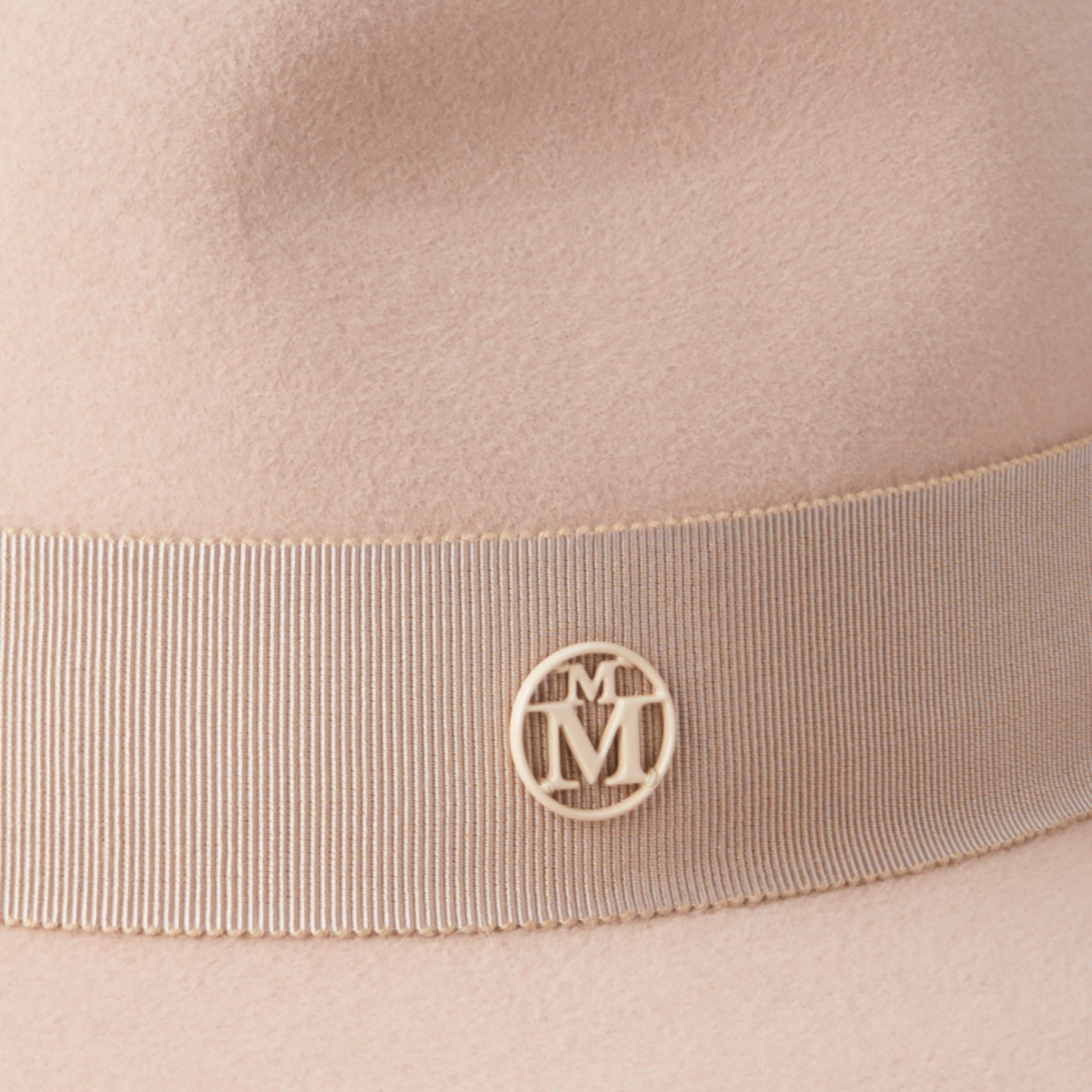 Henrietta - Fedora en feutre de laine bunker beige avec un ruban ton sur ton.