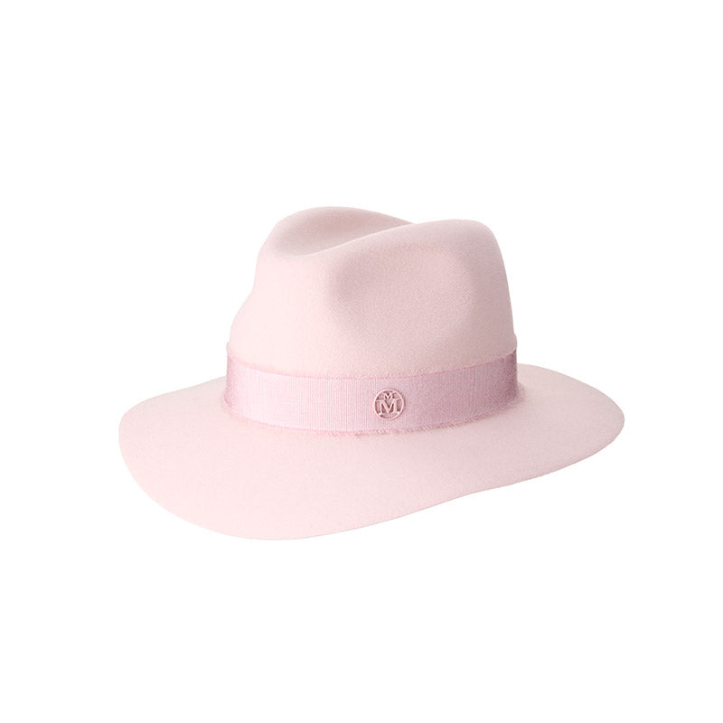 Henrietta - Fedora en feutre rose orné d’un ruban ton sur ton en mohair.