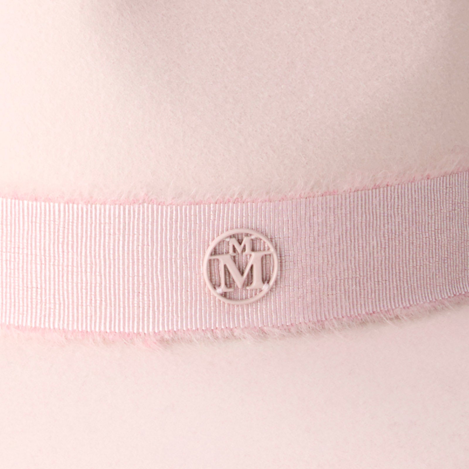 Henrietta - Fedora en feutre rose orné d’un ruban ton sur ton en mohair.