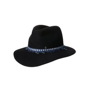 Henrietta - Fedora en feutre de laine noir orné d’un ruban à franges métalliques bleu foncé et argenté.