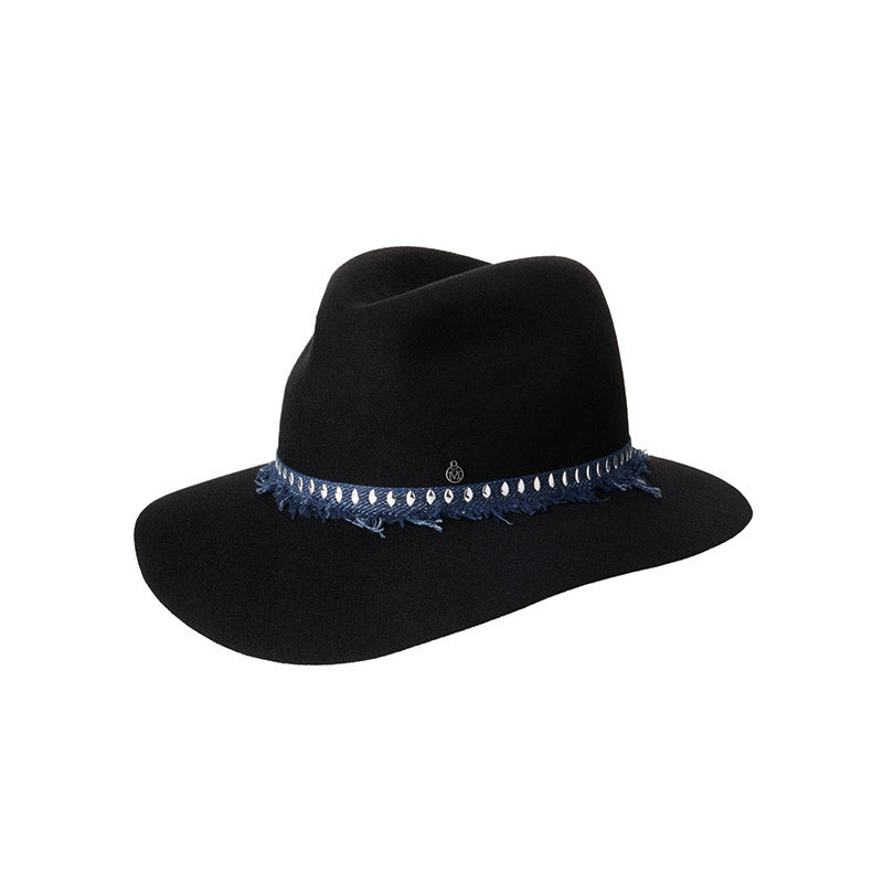 Henrietta - Fedora en feutre de laine noir orné d’un ruban à franges métalliques bleu foncé et argenté.