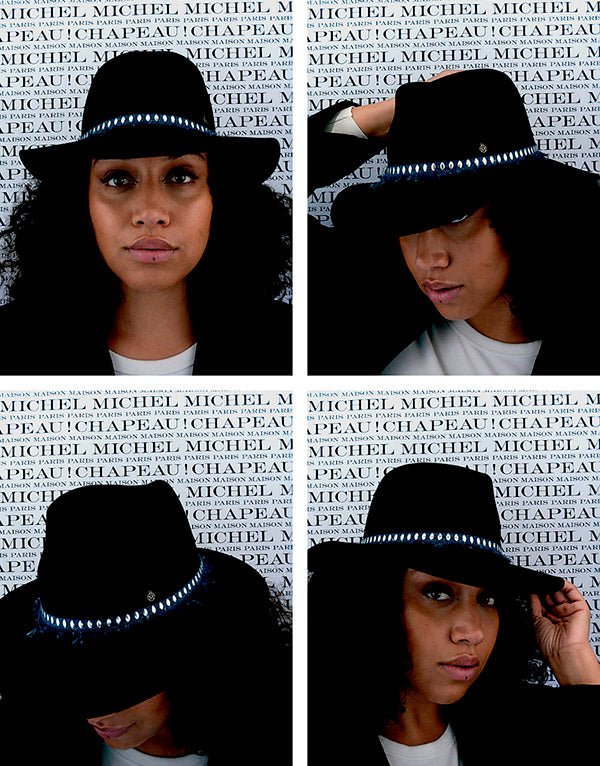 Henrietta - Fedora en feutre de laine noir orné d’un ruban à franges métalliques bleu foncé et argenté.