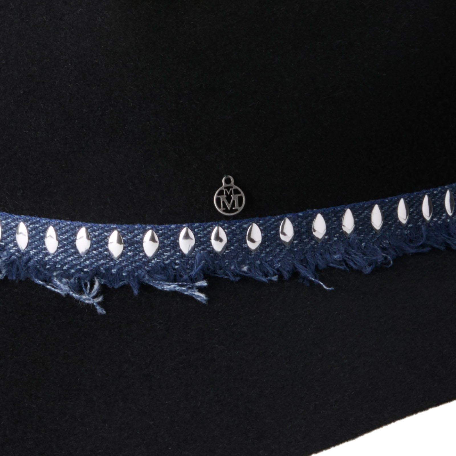 Henrietta - Fedora en feutre de laine noir orné d’un ruban à franges métalliques bleu foncé et argenté.