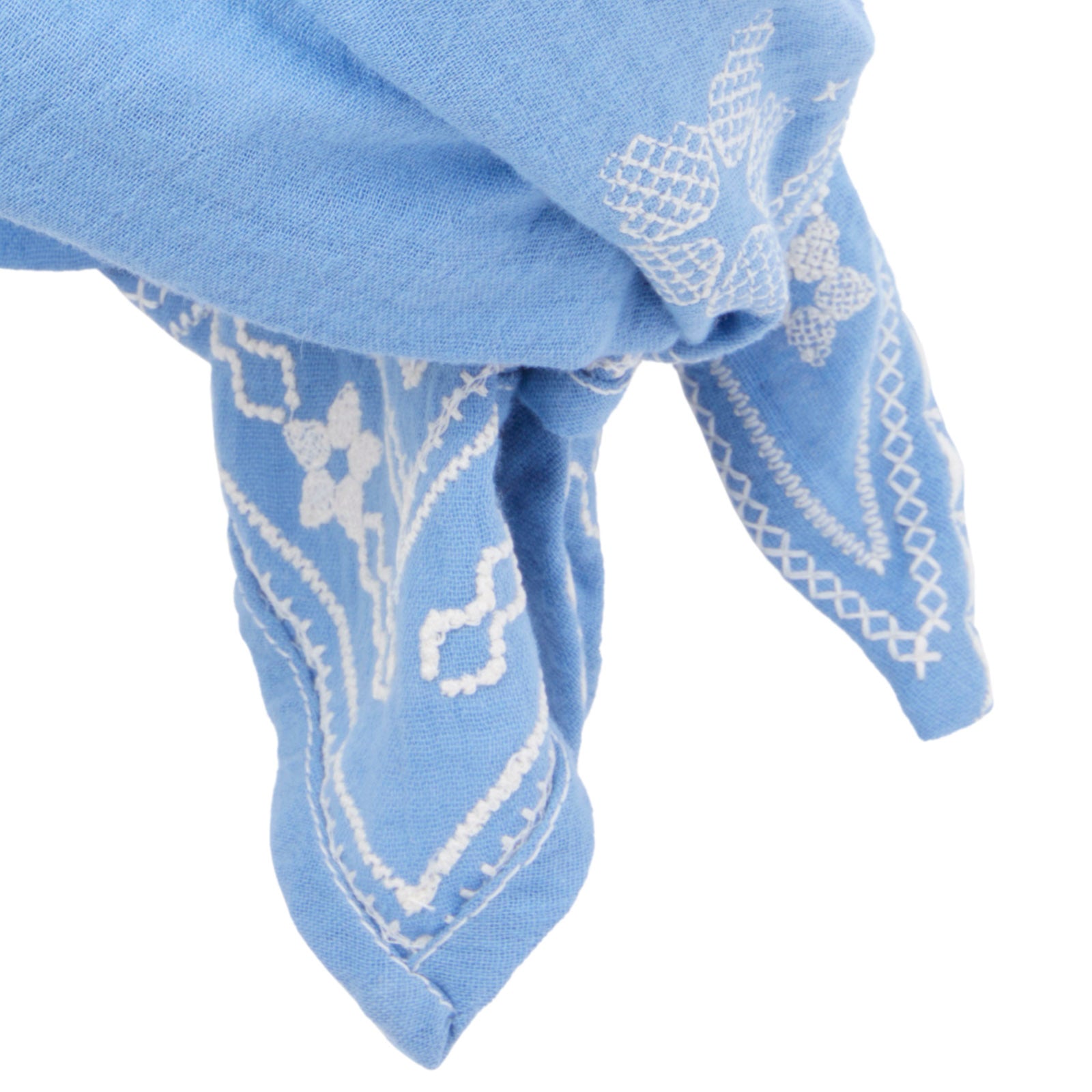 Ines - Turban en gaze de coton bleu avec des broderies blanches.