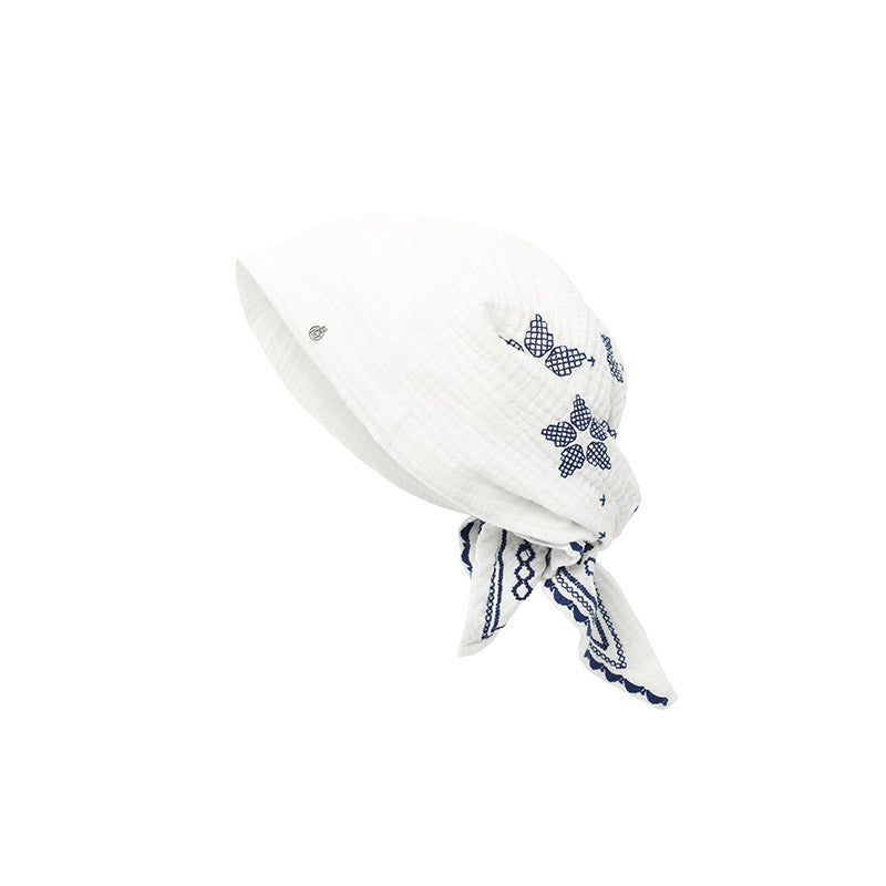 Ines - Turban en gaze de coton blanche avec des broderies bleues.