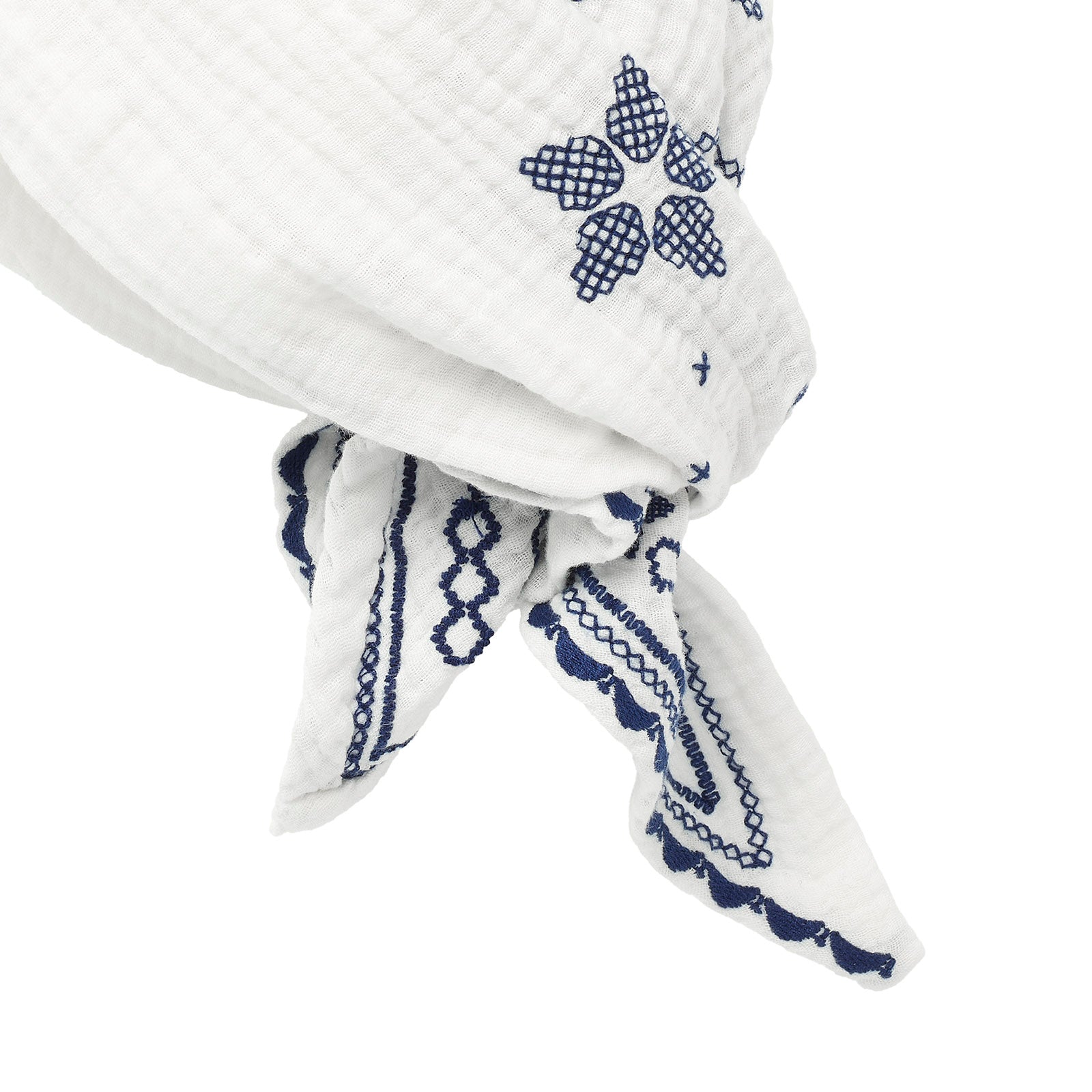 Ines - Turban en gaze de coton blanche avec des broderies bleues.